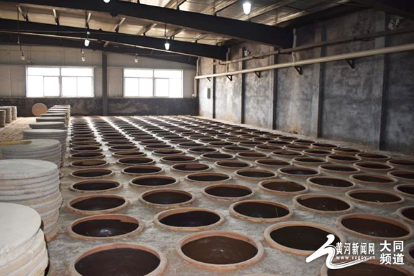 赵宇宣布恒山酿酒厂技改地缸生产线正式运营流酒后,浑源地缸发酵生产