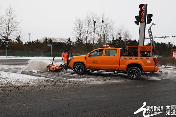 新城环境迎战风雪 连夜保畅通