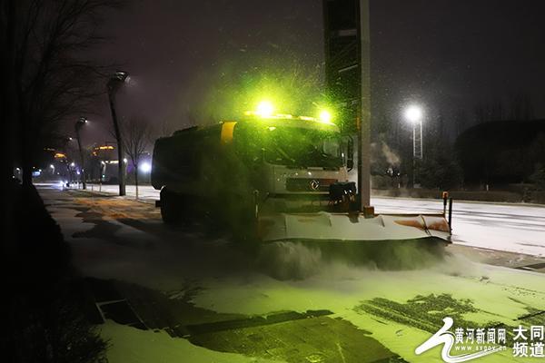 新城环境迎战风雪 连夜保畅通