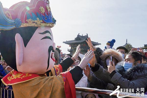 【网络中国节·春节】鸣鼓迎新日 狮锣贺新春 网红齐贺年