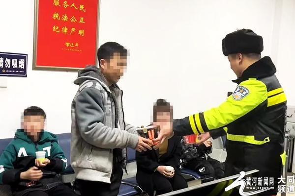 轿车隧道内突发自燃 民警紧急处置温暖群众