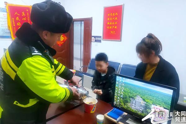 轿车隧道内突发自燃 民警紧急处置温暖群众