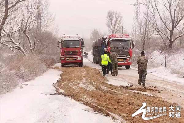 大同交警“闻雪为动”守护平安出行路