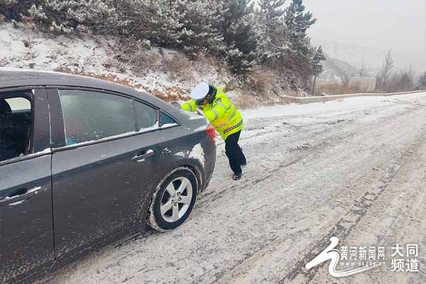 大同交警“闻雪为动”守护平安出行路