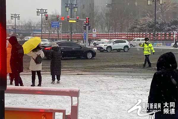 大同交警“闻雪为动”守护平安出行路