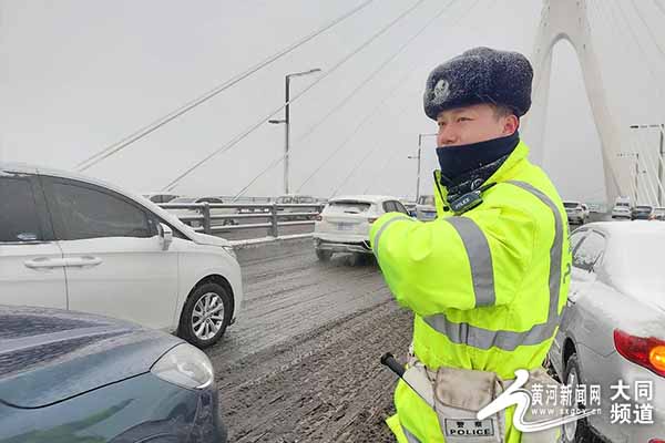 大同交警“闻雪为动”守护平安出行路