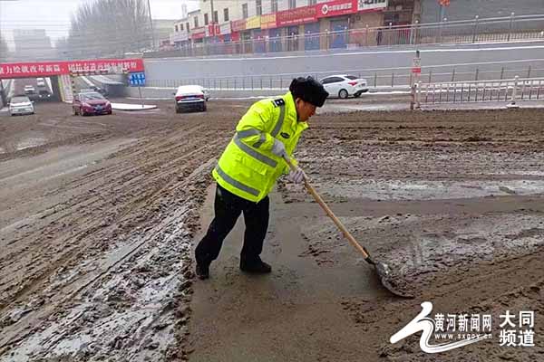 大同交警“闻雪为动”守护平安出行路