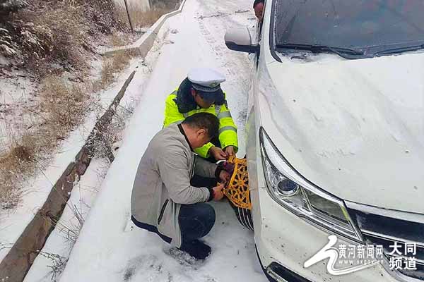 大同交警“闻雪为动”守护平安出行路